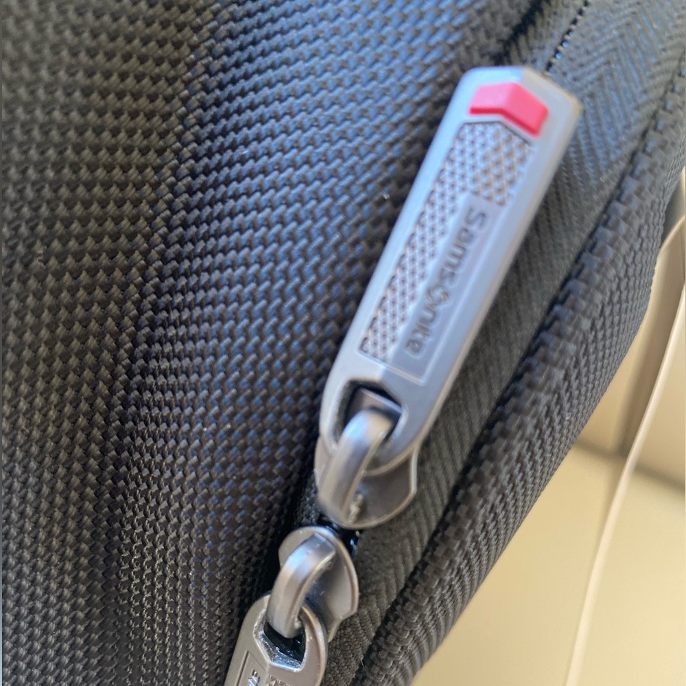 Samsonite sling bag - commuter travel bag - Picture 3 of 8